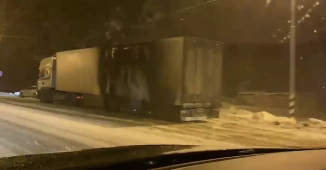 Под Тверью загорелся прицеп фуры