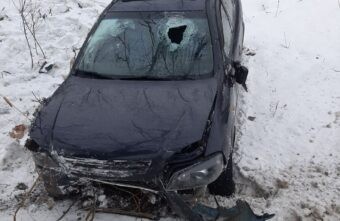 В Тверской области легковушка вылетела с трассы после столкновения