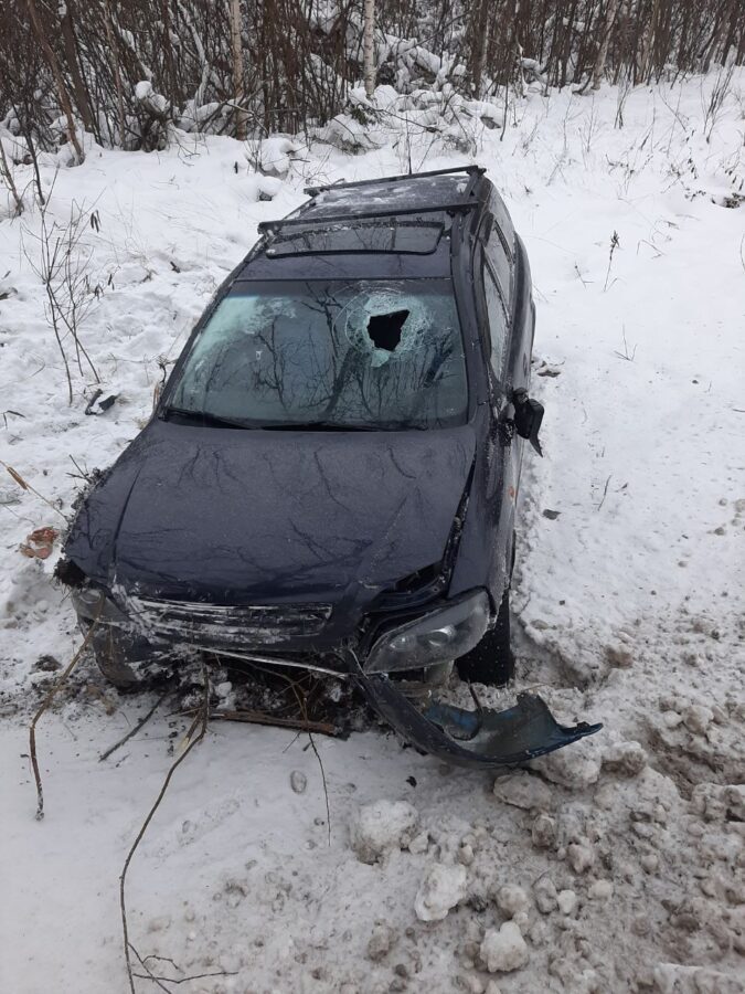 В Тверской области легковушка вылетела с трассы после столкновения