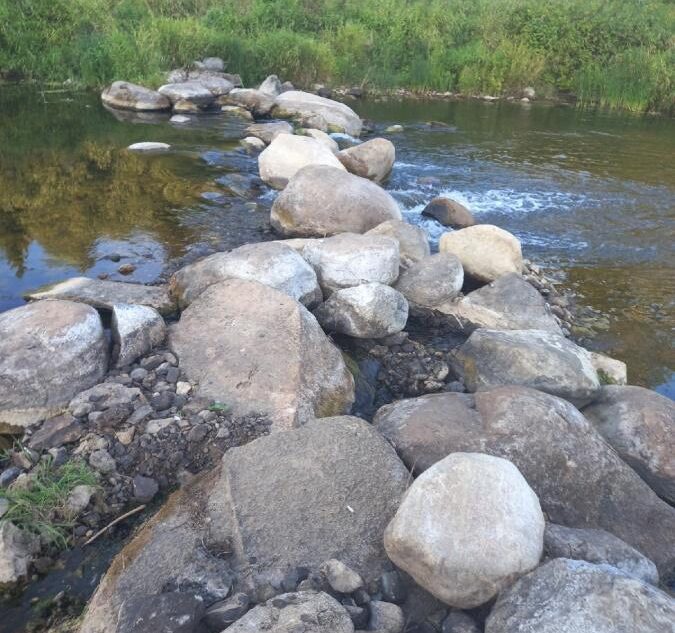 В Тверской области мужчина высушил реку с помощью камней