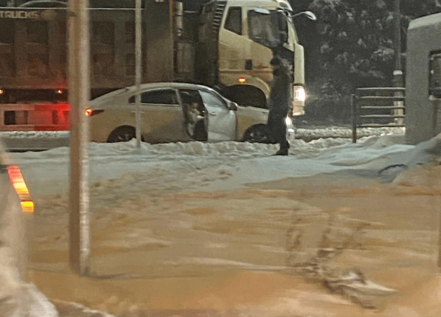 В Твери легковушка залезла под самосвал В Твери легковушка залезла под самосвал