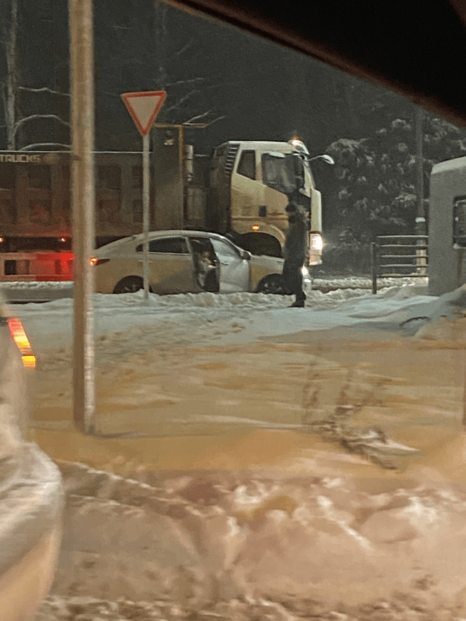 В Твери легковушка залезла под самосвал