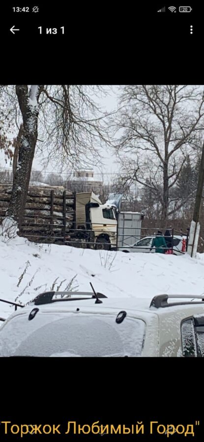 В Тверской области лесовоз снес ларек на остановке