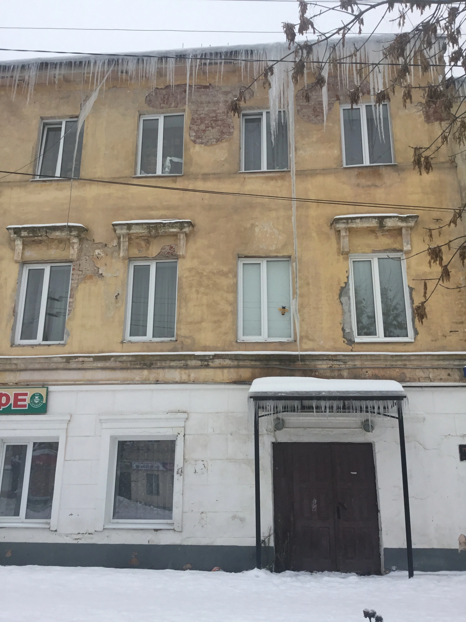 Жители Тверской области начали жаловаться на опасные сосульки на крышах Жители Тверской области начали жаловаться на опасные сосульки на крышах