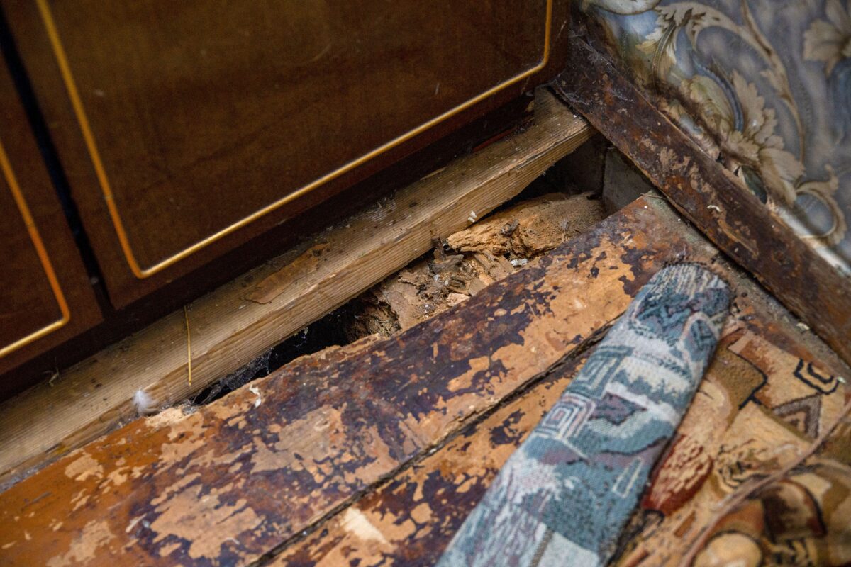 «Осторожно, не провалитесь в подпол»: брату и сестре нужен ремонт в доме