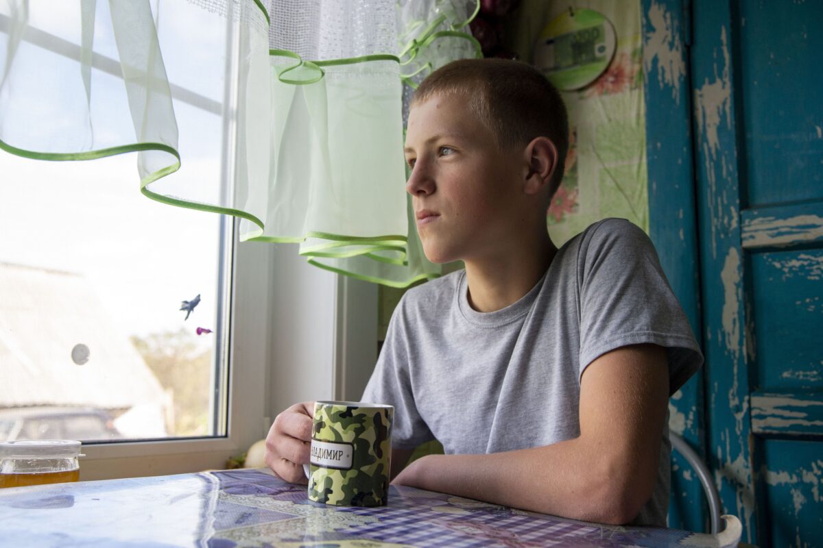 «Осторожно, не провалитесь в подпол»: брату и сестре нужен ремонт в доме