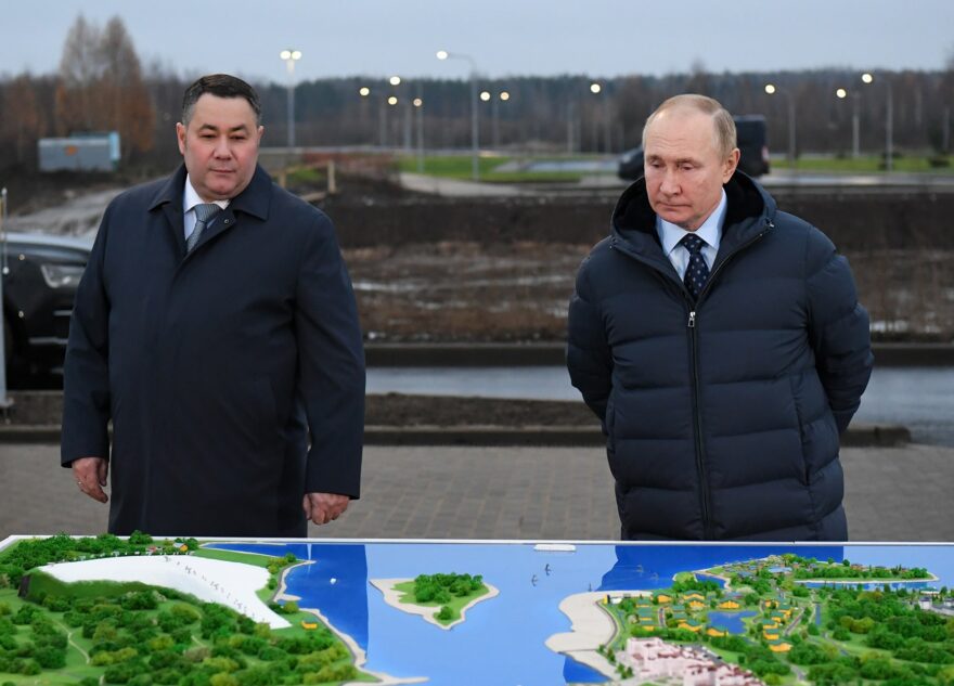 Владимир Путин посетил площадку строительства нового речного порта в Тверской области Владимир Путин посетил площадку строительства нового речного порта в Тверской области