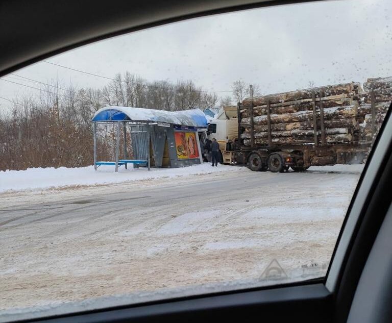 В Тверской области лесовоз снес ларек на остановке