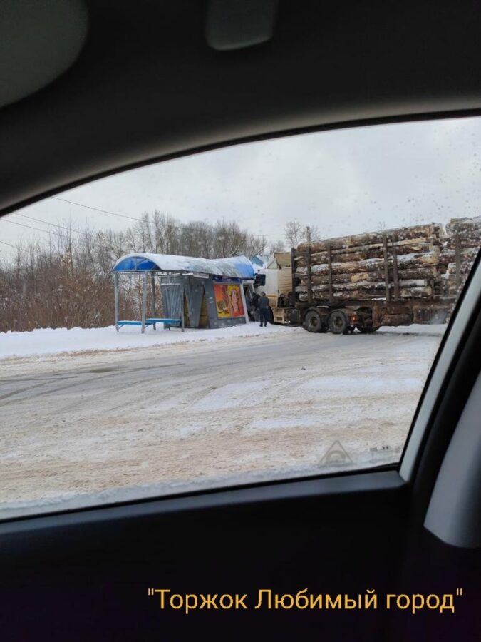 В Тверской области лесовоз снес ларек на остановке