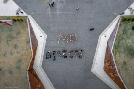 На Ржевском мемориале в Тверской области люди выстроились в слова На Ржевском мемориале в Тверской области люди выстроились в слова