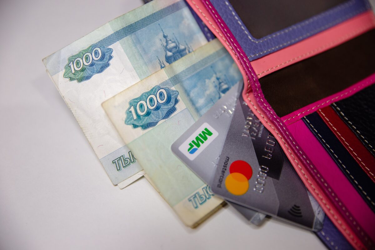 В Тверской области женщина ушла из гостей с пакетом продуктов и деньгами хозяев