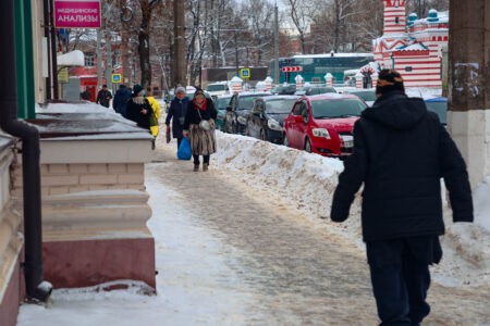 Жителям Тверской области рассказали, как избежать падений в гололед