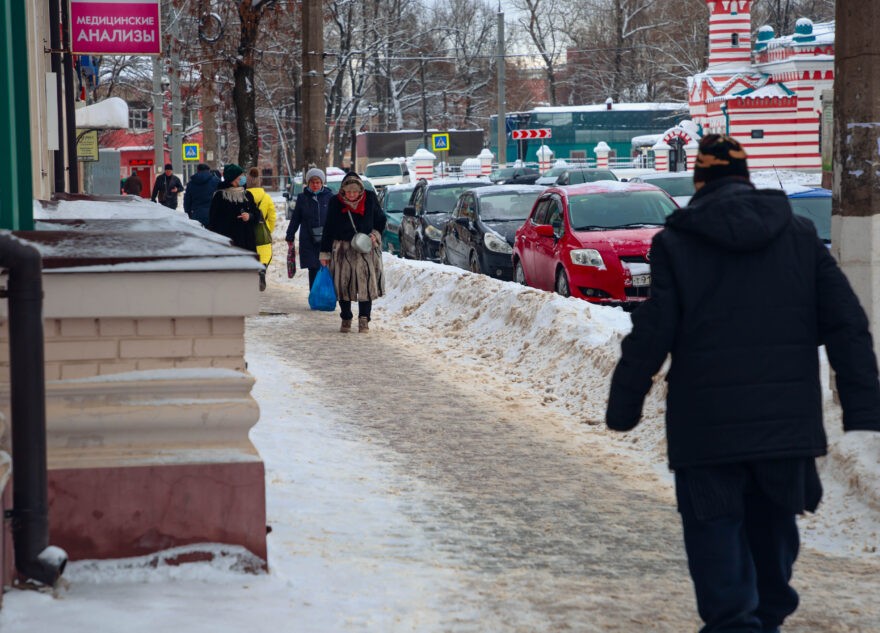 Жителям Тверской области рассказали, как избежать падений в гололед