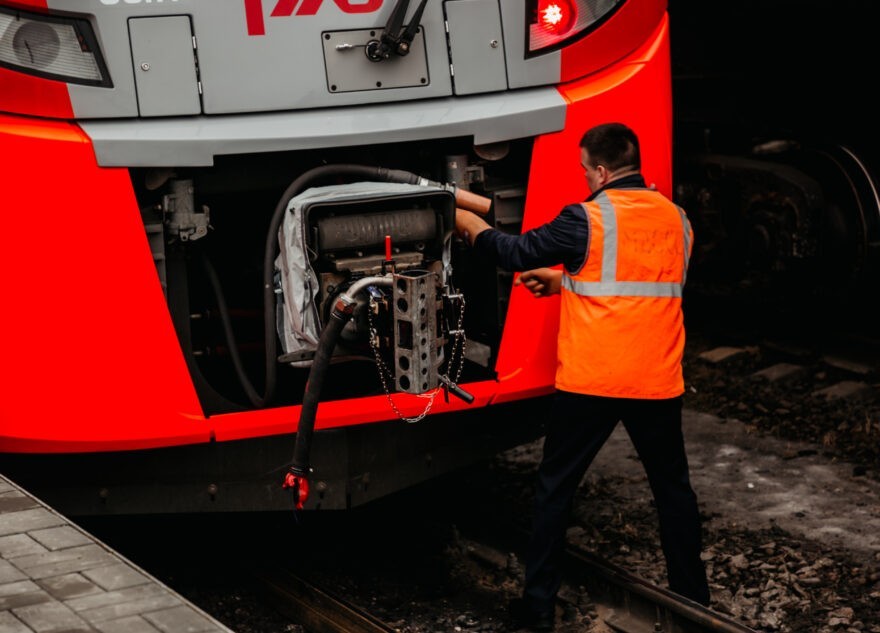 В Тверской области проводник электрички попал под поезд В Тверской области проводник электрички попал под поезд
