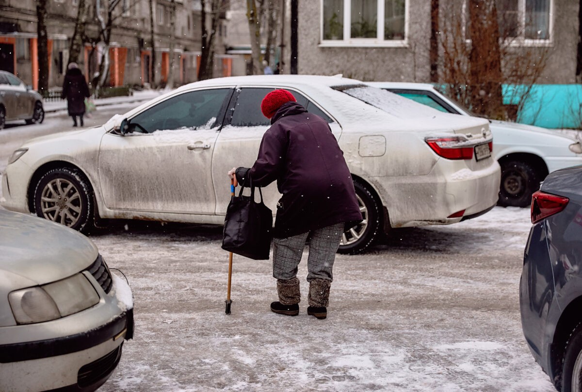 Спасатели рассказали жителям Тверской области, как правильно ходить при гололедице