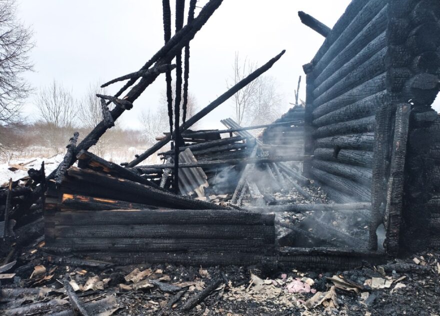 Тело мужчины нашли в сгоревшем доме в Тверской области
