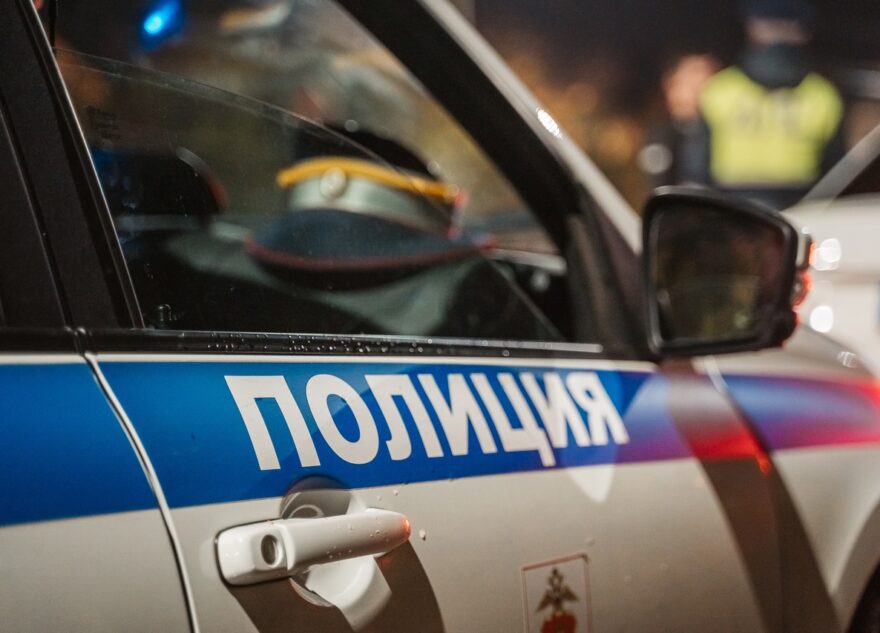 Топовый автоюрист: что делать, если в лобовое стекло прилетел камень Топовый автоюрист: что делать, если в лобовое стекло прилетел камень