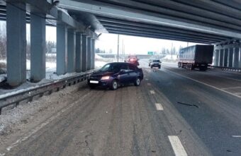 В Тверской области две легковушки столкнулись с грузовиком В Тверской области две легковушки столкнулись с грузовиком