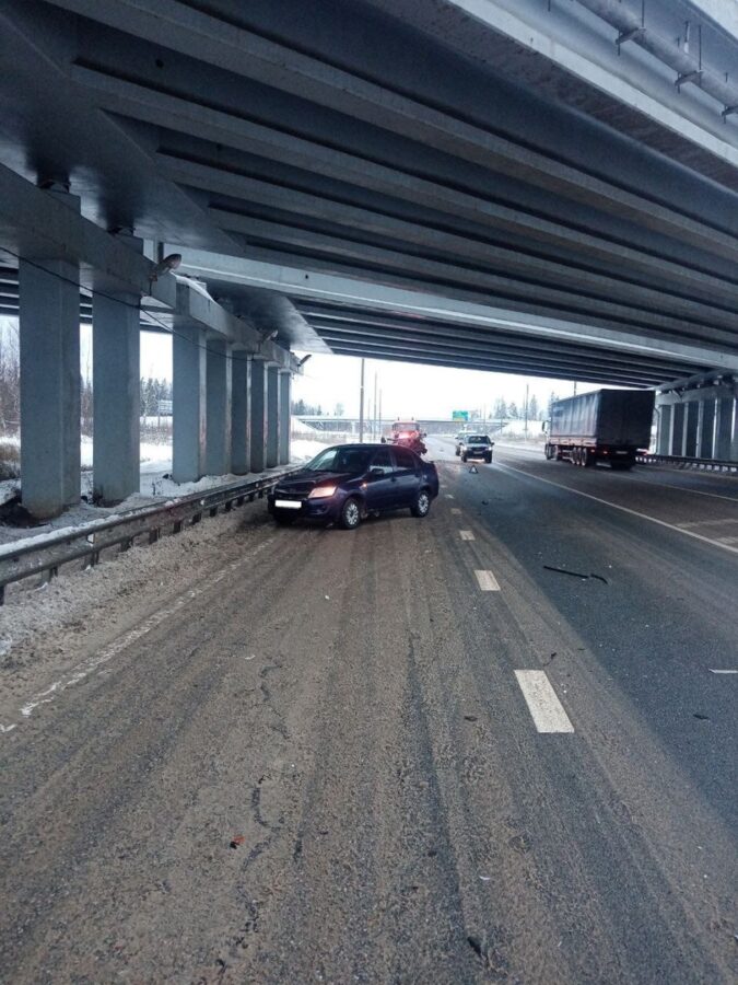 В Тверской области две легковушки столкнулись с грузовиком В Тверской области две легковушки столкнулись с грузовиком