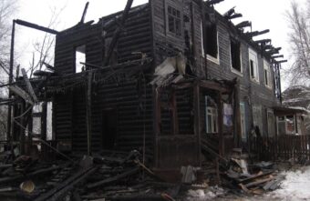 Пожарные Тверской области спасли из огня женщину