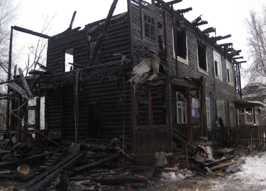 Пожарные Тверской области спасли из огня женщину