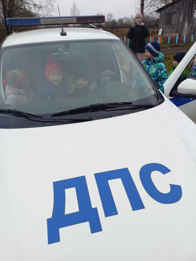 Юные помощники инспекторов поздравили сотрудников тверского ГИБДД с праздником