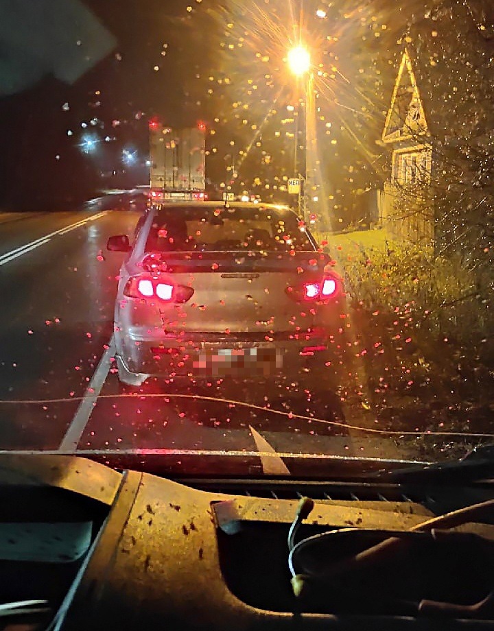 В Тверской области водители спасли врачей, застрявших на ночной дороге