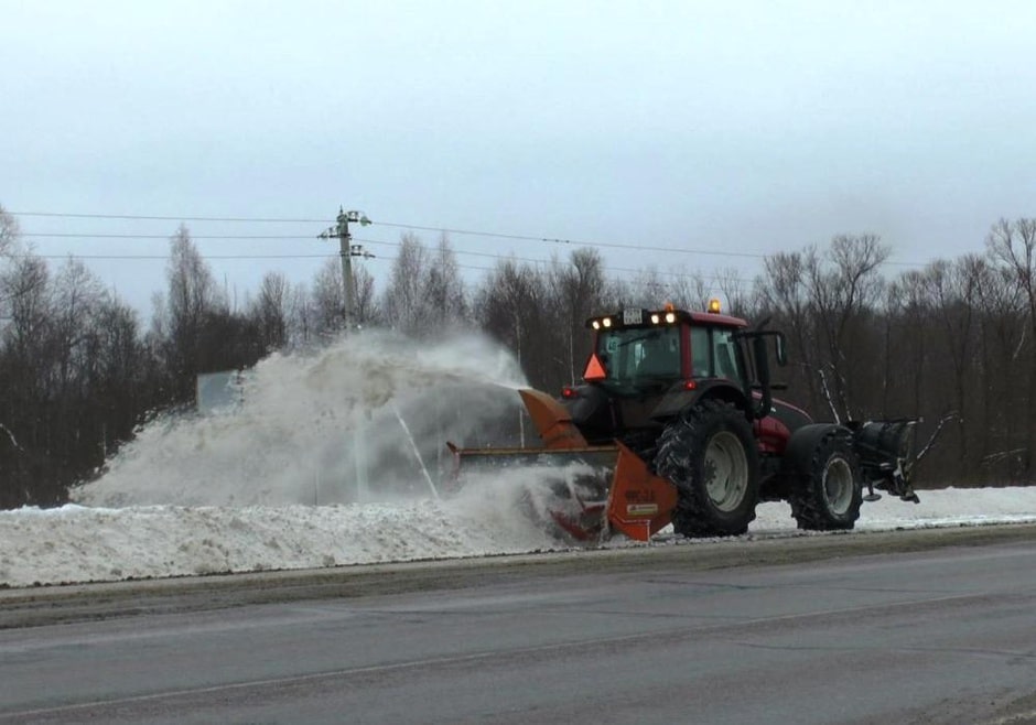 Больше 200 единиц техники расчищают от снега дороги Тверской области