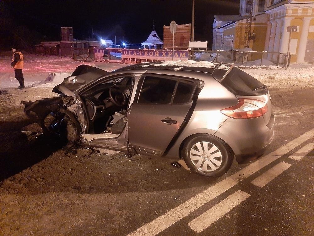 "Рено" врезалось в КамАЗ в Тверской области, есть пострадавший