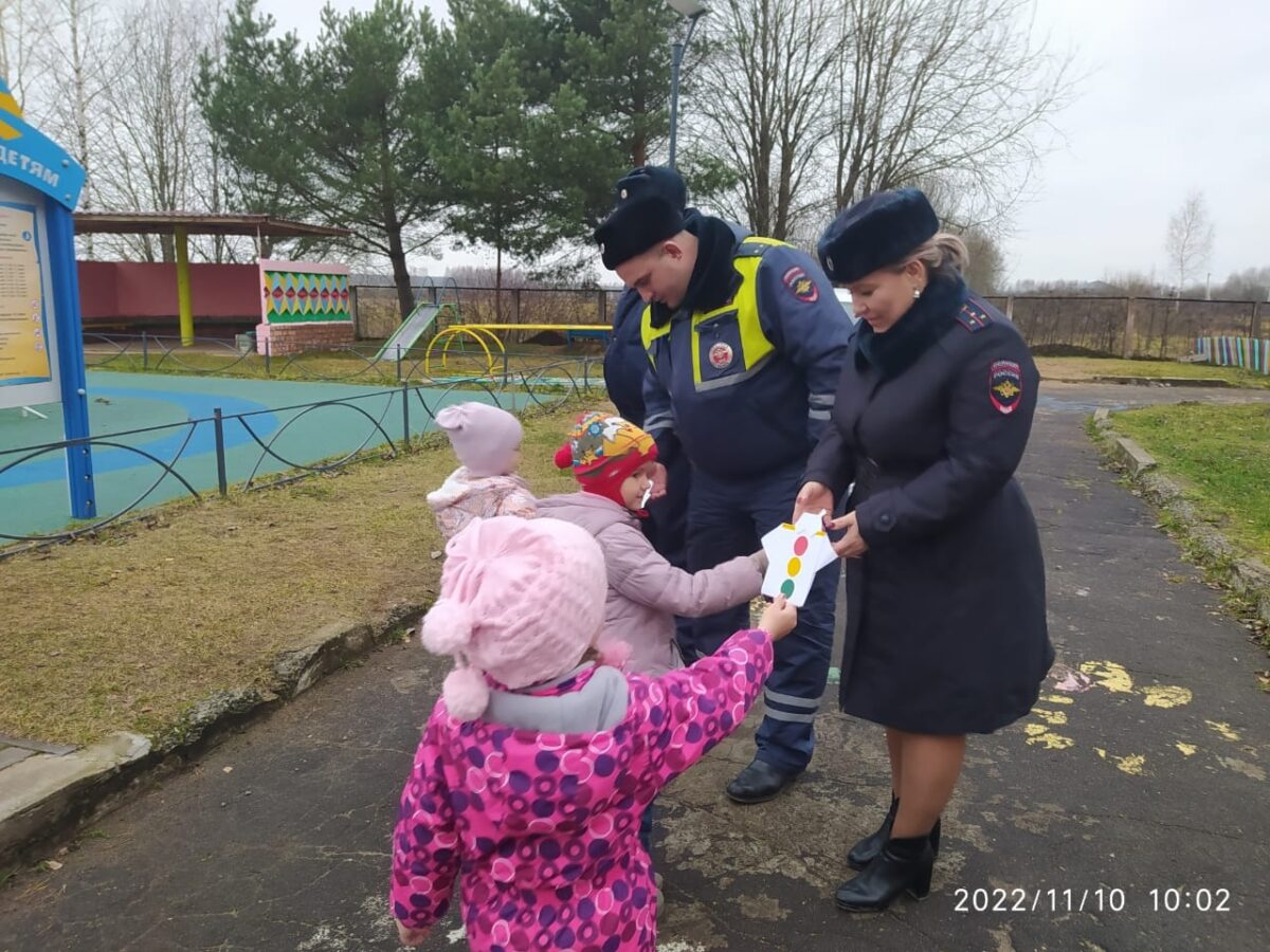 Юные помощники инспекторов поздравили сотрудников тверского ГИБДД с праздником