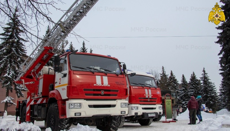 МЧС просит водителей не мешать проезду пожарных машин