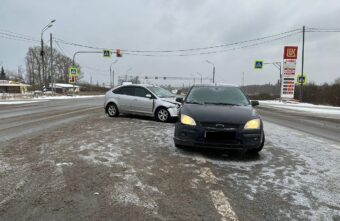 Два "Форда" не поделили трассу в Тверской области Два "Форда" не поделили трассу в Тверской области