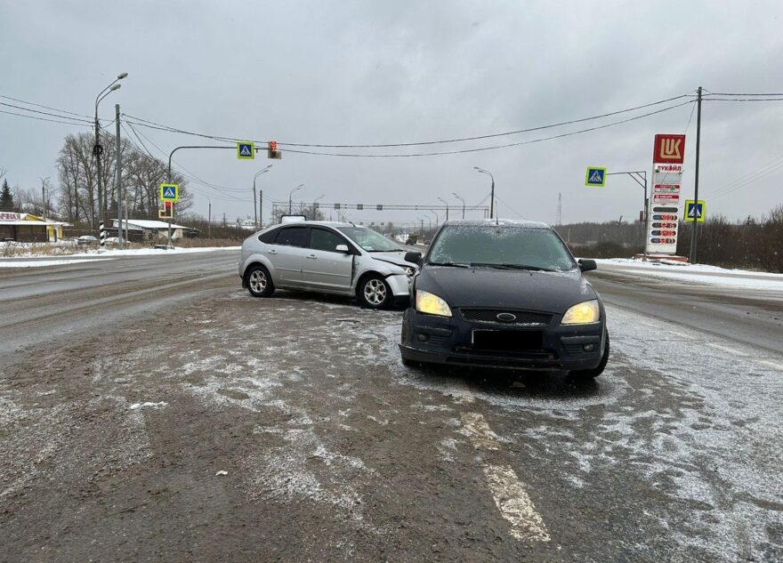 Два "Форда" не поделили трассу в Тверской области Два "Форда" не поделили трассу в Тверской области