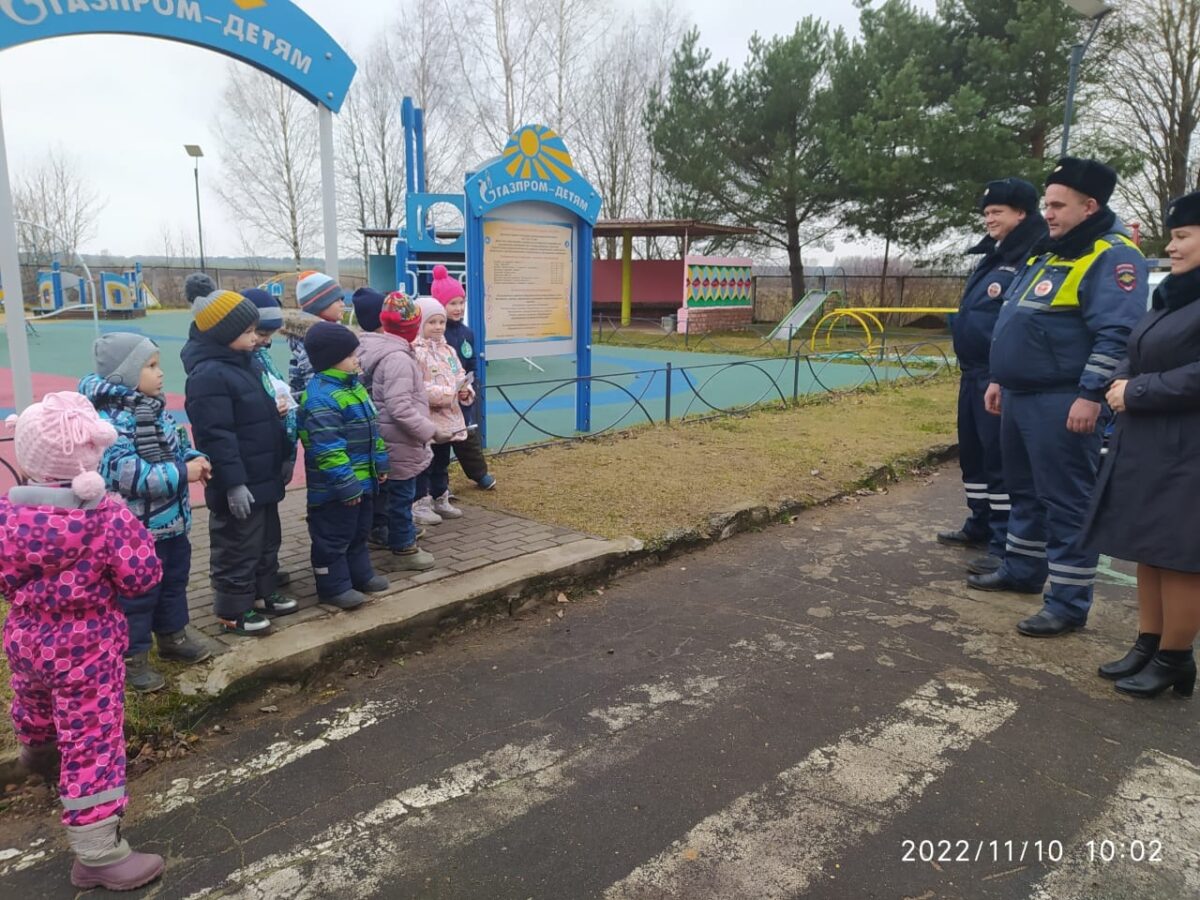 Юные помощники инспекторов поздравили сотрудников тверского ГИБДД с праздником