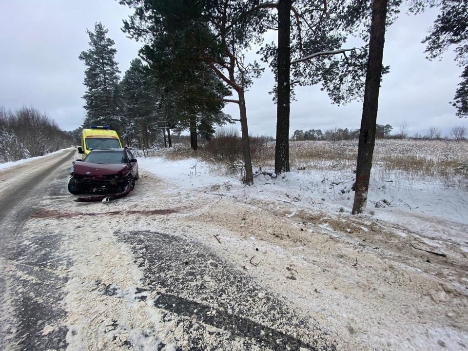 ВАЗ протаранил дерево, съехав с дороги под Тверью ВАЗ протаранил дерево, съехав с дороги под Тверью