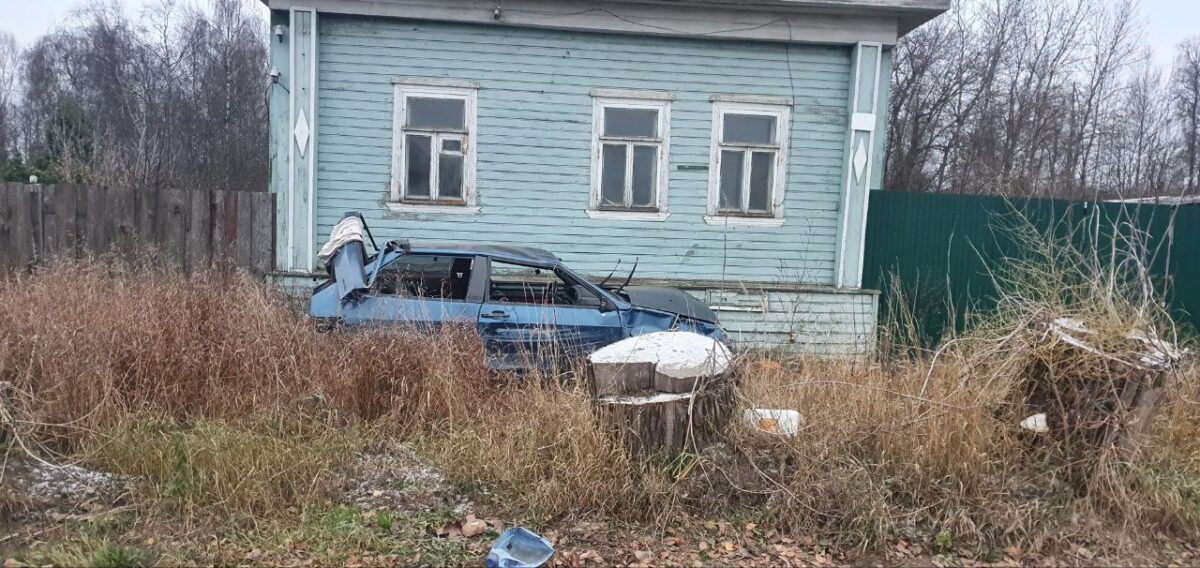 В Тверской области водитель въехал в дерево В Тверской области водитель въехал в дерево