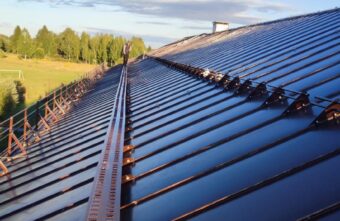 В доме культуры поселка Изоплит в Тверской области отремонтировали кровлю