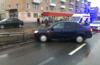 В Твери водитель легковушки въехал в забор В Твери водитель легковушки въехал в забор