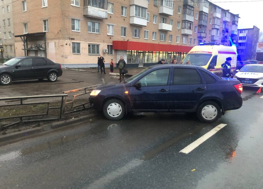 В Твери водитель легковушки въехал в забор В Твери водитель легковушки въехал в забор