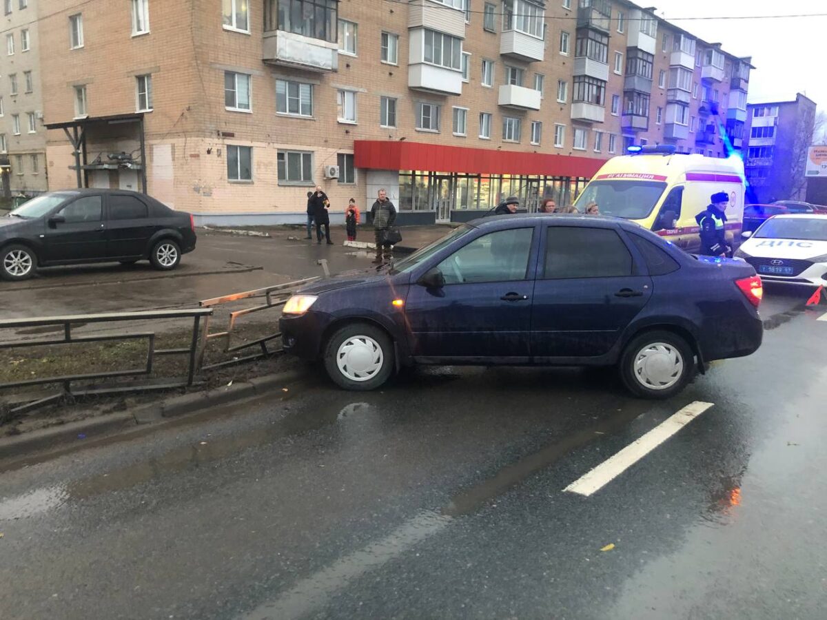 В Твери водитель легковушки въехал в забор | ТОП Тверь новости