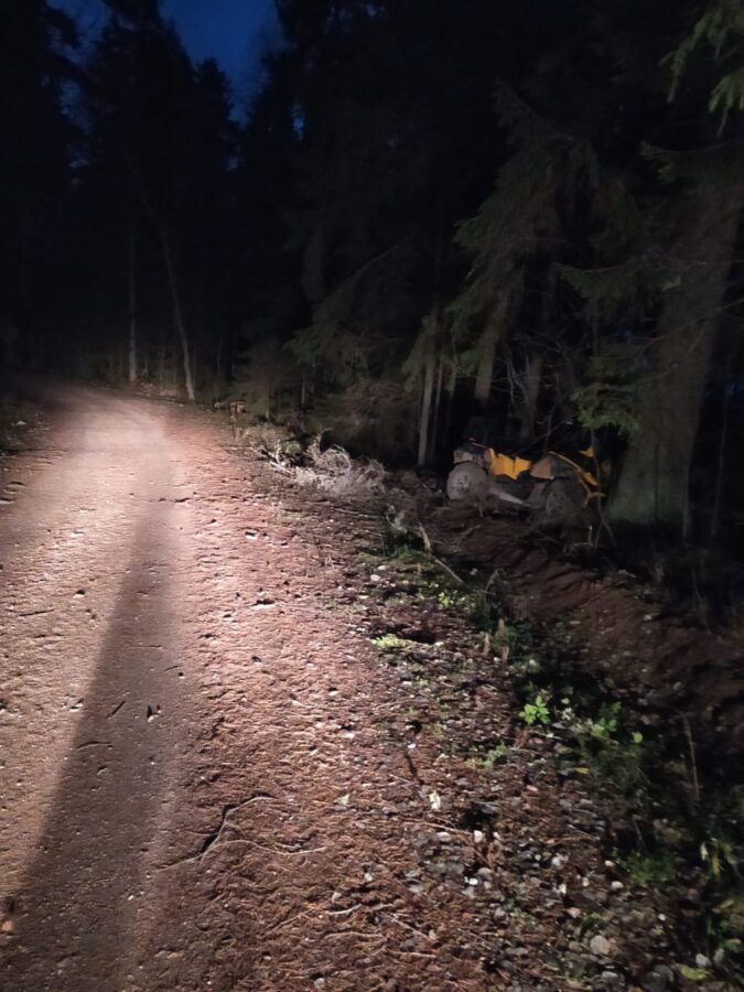 В Тверской области молодая женщина врезалась в дерево на квадроцикле