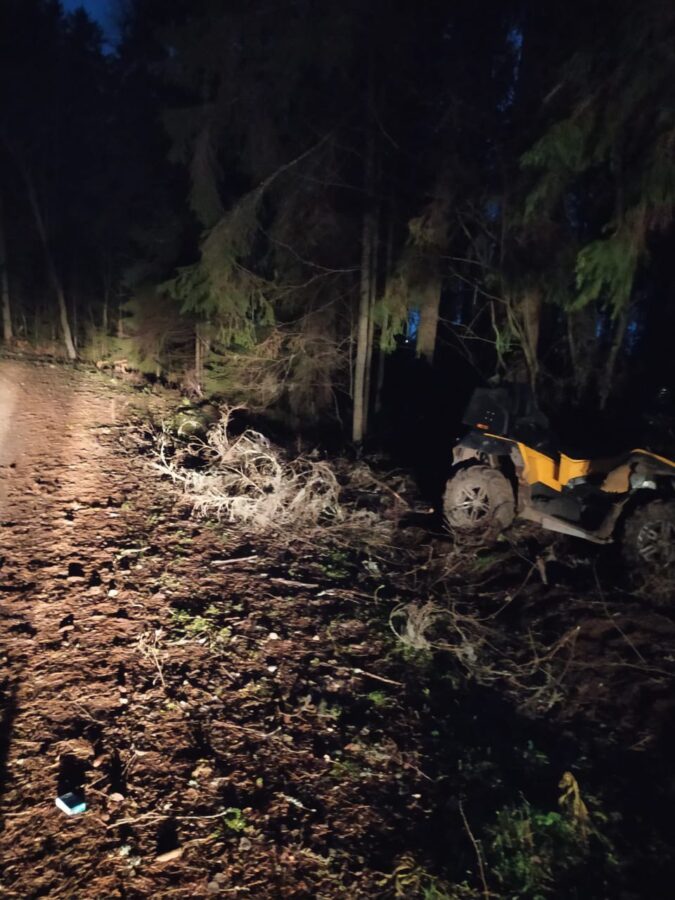 В Тверской области молодая женщина врезалась в дерево на квадроцикле