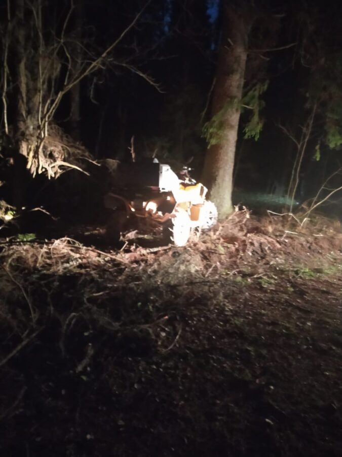 В Тверской области молодая женщина врезалась в дерево на квадроцикле