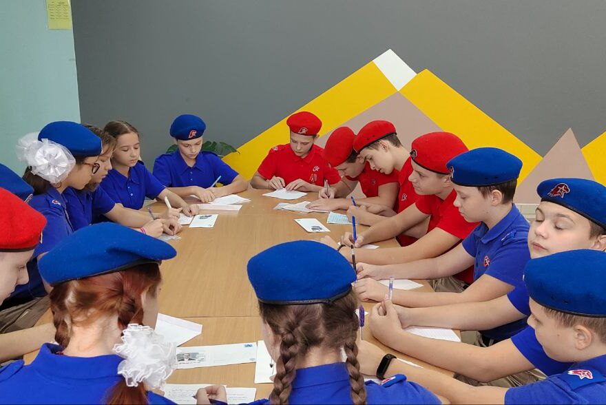 Юные жители Тверской области пишут письма солдатам