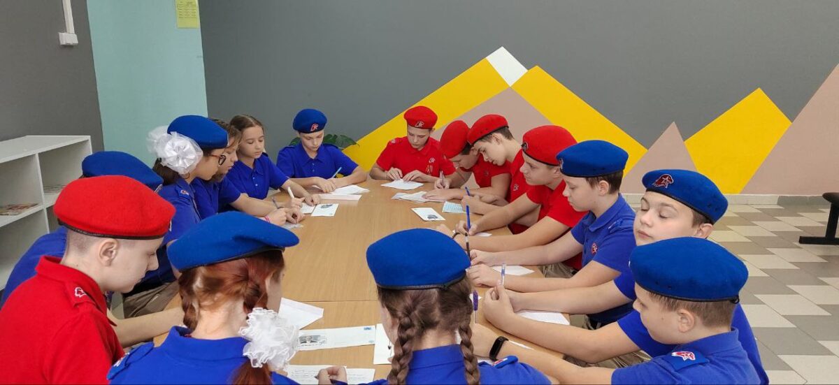 Юные жители Тверской области пишут письма солдатам