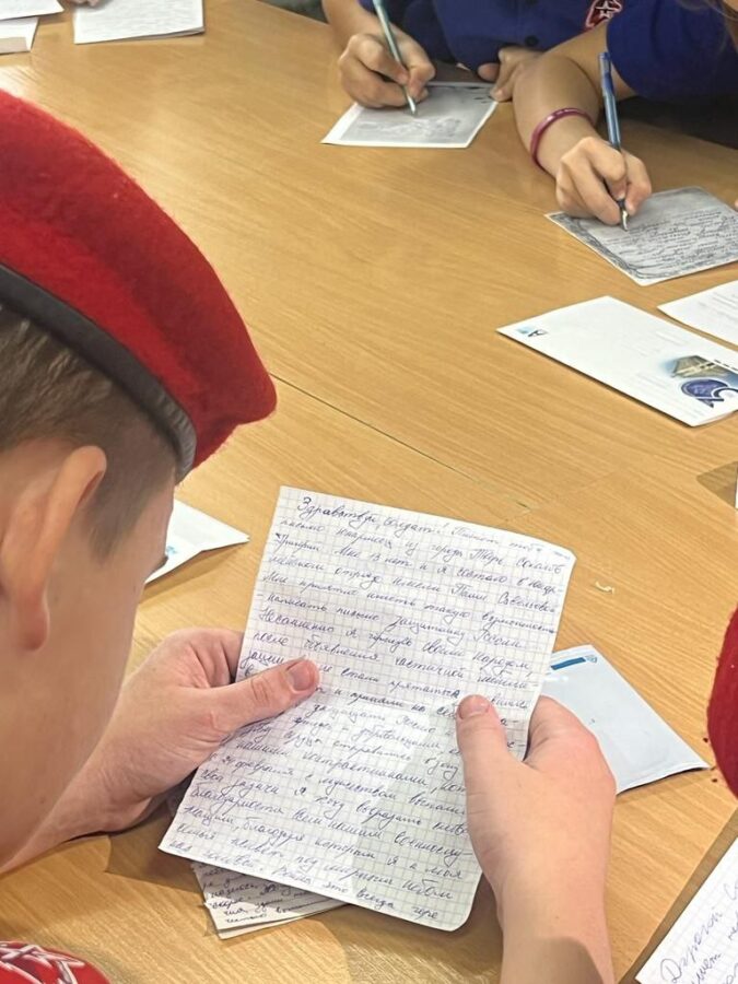 Юные жители Тверской области пишут письма солдатам