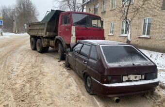 Девочка и девушка пострадали в столкновении ВАЗа и КамАЗа в Тверской области Девочка и девушка пострадали в столкновении ВАЗа и КамАЗа в Тверской области