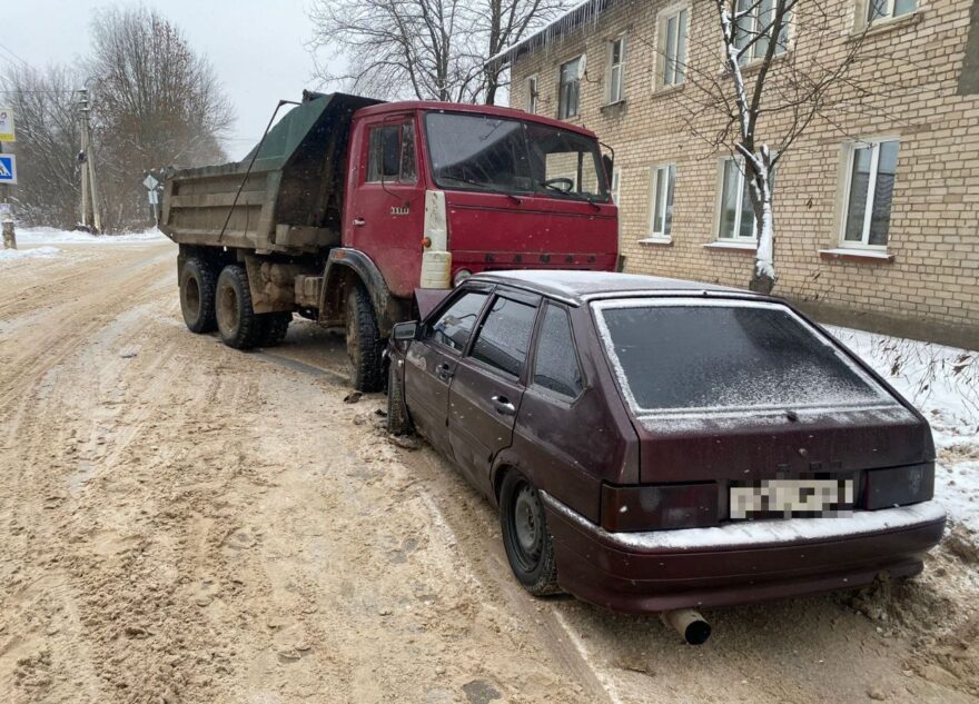 Девочка и девушка пострадали в столкновении ВАЗа и КамАЗа в Тверской области Девочка и девушка пострадали в столкновении ВАЗа и КамАЗа в Тверской области