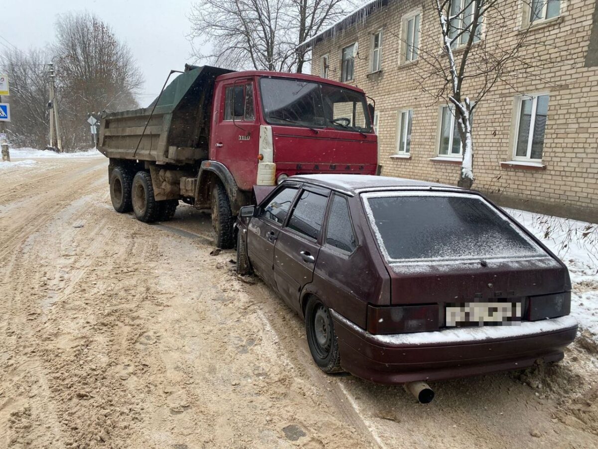 Девочка и девушка пострадали в столкновении ВАЗа и КамАЗа в Тверской  области | ТОП Тверь новости