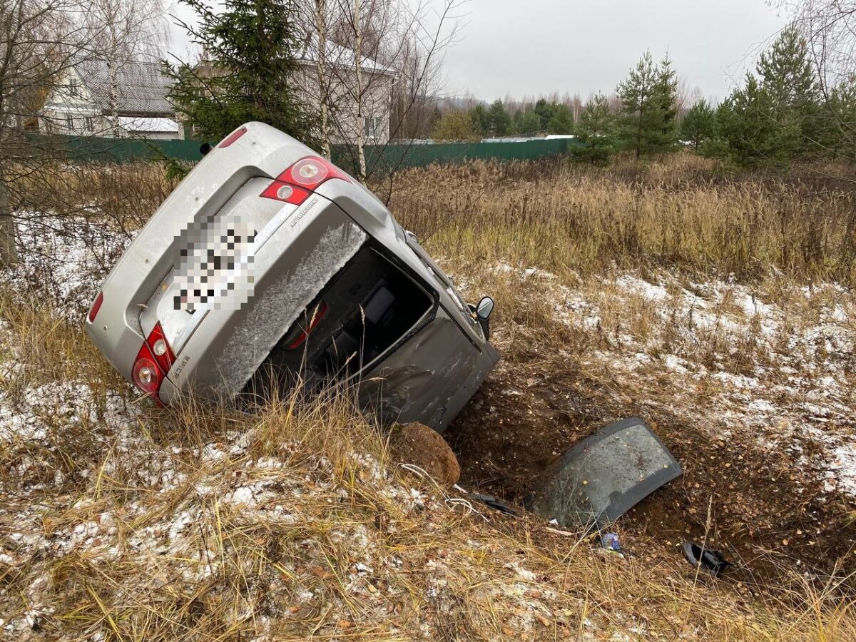 Иномарка на летней резине "вылетела" с дороги под Тверью и перевернулась